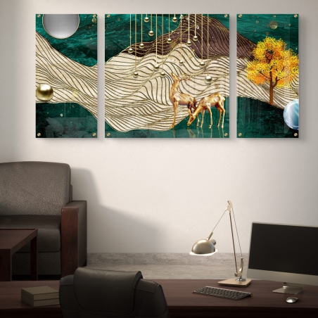 שלוש תמונות זכוכית מחולקות עם איילים מוזהבים, עץ כתום וגוונים של אזמרגד וזהב, בעיצוב מודרני ועשיר.