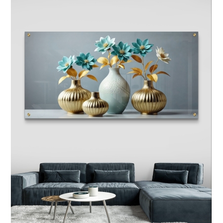 תמונת זכוכית לרוחב עם חמישה אגרטלים בגווני זהב ולבן, מתוכם יוצאים פרחים טורקיז ועלים זהובים, רקע אפור בהיר.