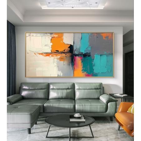 תמונת קנבס לרוחב בגוונים כתום, טורקיז ואפור עם מרקם מופשט והדפסה חלקה, תלויה מעל ספה ירוקה בעיצוב מודרני