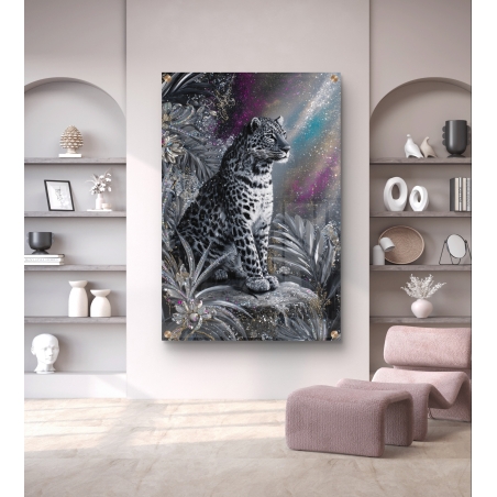 תמונת זכוכית של נמר יושב על סלע ברקע קוסמי בצבעים סגולים ותכלת, בעיצוב אמנותי יוקרתי מבית תכשיט לבית