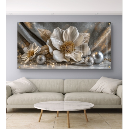 תמונת זכוכית לרוחב עם פרחים לבנים, עלים מוזהבים וכדורי נוי מטאליים על רקע אפור מתוך קולקציית תכשיט לבית
