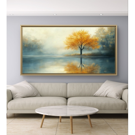 תמונת קנבס רחבה המציגה עץ שלכת מוזהב עם השתקפות במים, על רקע ערפל קסום, המעניק שלווה ורוגע לכל חלל מעוצב.