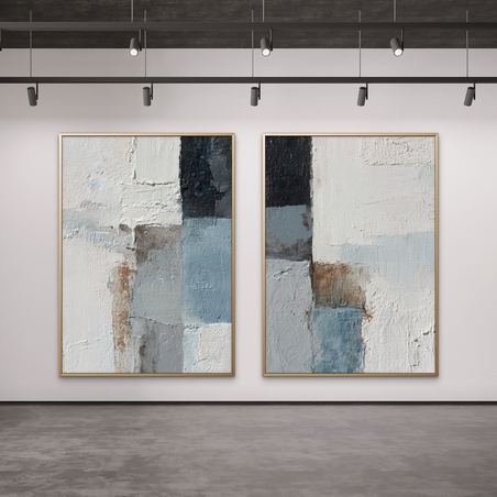 זוג תמונות קנבס מופשטות בצבעי תכלת, לבן ואפור בהדפסה חלקה – עיצוב מודרני לקיר