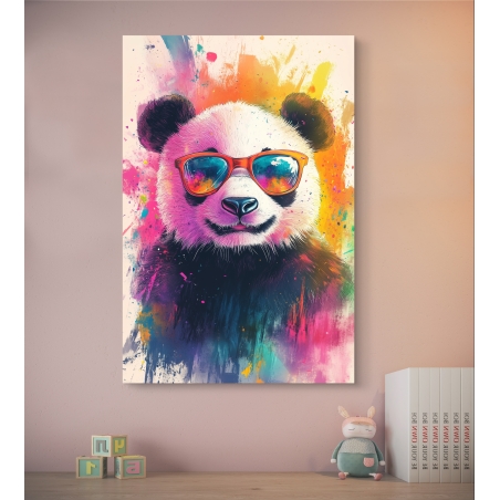 תמונת קנבס לילדים המציגה איור של פנדה חייכנית עם משקפי שמש צבעוניות, ברקע צבעים עזים וססגוניים להוספת שמחה ועיצוב ייחודי לחדר הילדים.