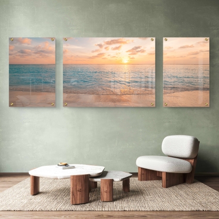 תמונת זכוכית מחולקת לשלושה חלקים המציגה שקיעה על חוף ים שליו עם השתקפות זהובה במים – מודפסת על זכוכית חלקה בגימור מבריק.