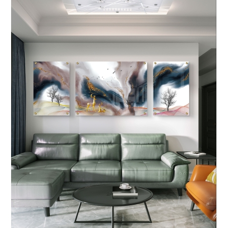 שלישיית תמונות זכוכית מחולקת עם נוף פנטזיה של עצים חשופים, צבאים מוזהבים ורקע מרהיב בצבעים עמוקים וזהובים