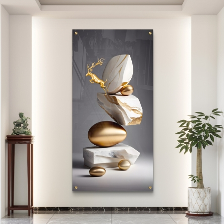 תמונת זכוכית לאורך בעיצוב מודרני של אייל מוזהב ואבני שיש בגוונים לבנים וזהובים, להשראה ואיזון בקירות הבית