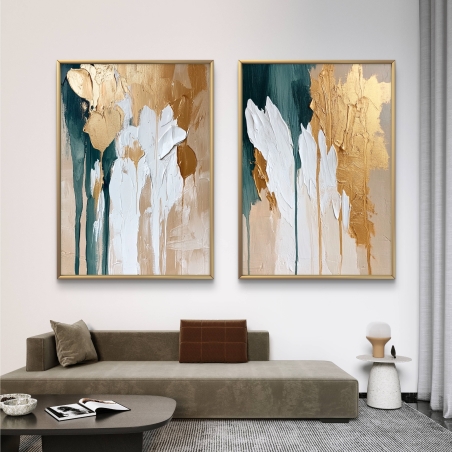 זוג תמונות קנבס אבסטרקטיות עם משיכות מכחול בגווני זהב, לבן, ירוק כהה ובז', בעיצוב אומנותי יוקרתי מהקולקציה של תכשיט לבית.