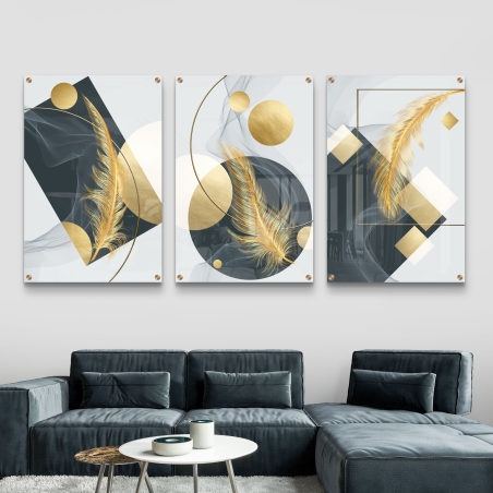 שלישיית תמונות זכוכית עם נוצות זהובות וצורות גאומטריות בגווני שחור, לבן וזהב – עיצוב מודרני ויוקרתי של תכשיט לבית