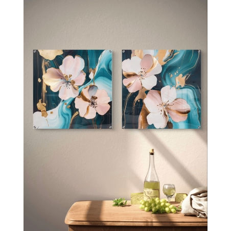 זוג תמונות זכוכית מרובעות עם פרחים בגווני ורוד וטורקיז ונגיעות זהב, מתוך קולקציית תכשיט לבית.