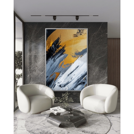 תמונת קנבס בסגנון אבסטרקטי עם משיכות מכחול בגווני שחור, לבן וזהב, לעיצוב דינמי ומרשים בחלל הבית.