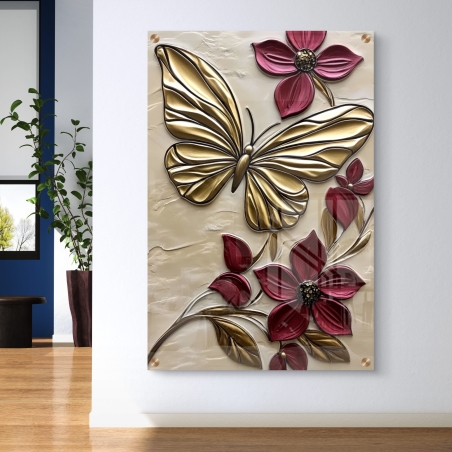 תמונת זכוכית עם פרפר מוזהב גדול ופרחים בגווני בורדו וזהב על רקע בהיר, תלויה בין שתי כורסאות כחולות בחלל מעוצב ומודרני.