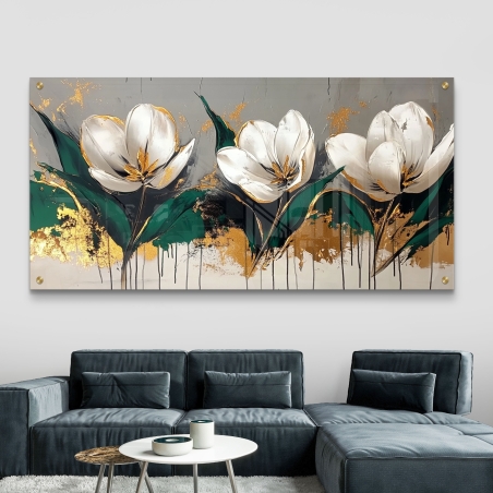 תמונת זכוכית של שלושה פרחים לבנים עם עלים ירוקים ונגיעות זהב על רקע אפור