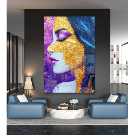 תמונת זכוכית של דיוקן אישה בסגנון אבסטרקטי עם צבעי זהב בולטים, כחול עמוק וסגול, המשדרת יופי, רוגע ואלגנטיות מודרנית.