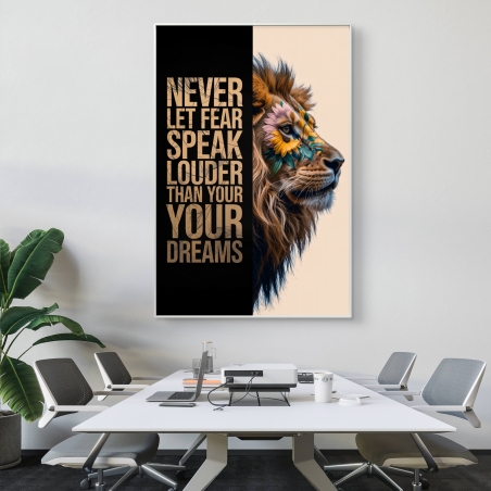 תמונת קנבס עם אריה מלכותי מעוטר בפרחים ומשפט השראה באנגלית – Never let fear speak louder than your dreams