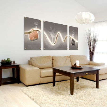 תמונת זכוכית מחולקת – קו זהב זורם עם איילים לבנים ועץ עדין על רקע אפור יוקרתי