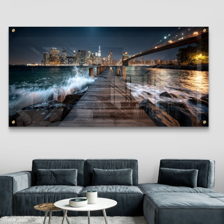תמונת זכוכית לרוחב של מזח עץ מול עיר מוארת בלילה וגשר מרהיב מתוך קולקציית תכשיט לבית