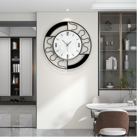 שעון קיר מודרני עם מסגרת מתכת שחורה, לוח זכוכית מרשים וקווים גיאומטריים דינמיים, מתאים לכל חלל יוקרתי.