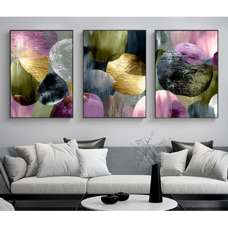 שלוש תמונות קנבס מופשטות בצבעים עזים של ורוד, ירוק וזהב בעיצוב מודרני