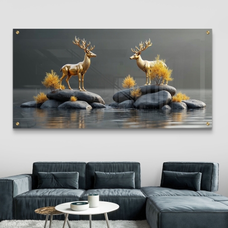 תמונת זכוכית נורדית המציגה שני איילים מוזהבים על סלעים מוקפים בצמחייה זהובה במים רגועים על רקע ערפילי.