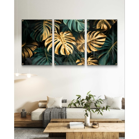 שלישיית תמונות זכוכית המציגות עלי מונסטרה ירוקים עם נגיעות זהב זוהרות, לעיצוב ייחודי ויוקרתי לחלל הבית.