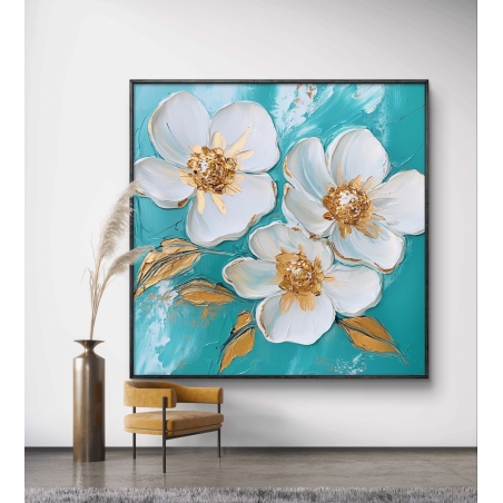תמונת קנבס מרובעת עם שלושה פרחים לבנים, פרטי זהב עדינים ורקע טורקיז עמוק, בסגנון ציורי טקסטורלי, לעיצוב קירות ייחודי ומלא חן.