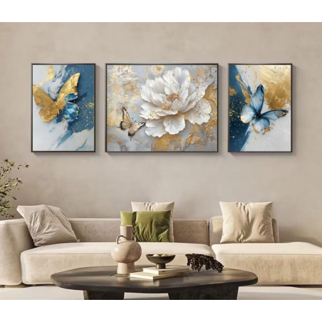 תמונת קנבס מחולקת עם פרח לבן מפואר במרכז ושני פרפרים מוזהבים בגווני כחול וזהב - עיצוב אומנותי מרהיב לבית ולסלון.