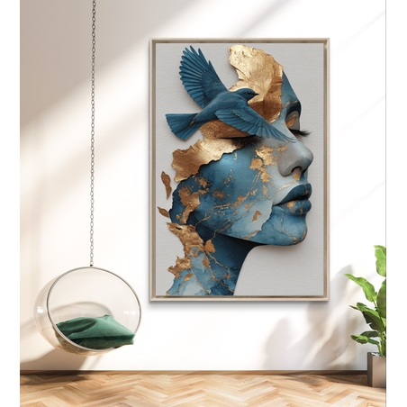 תמונת קנבס של דיוקן נשי בגווני כחול וזהב עם ציפור כחולה בהדפסה חלקה – תכשיט לבית