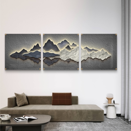 שלישיית תמונות זכוכית מרובעות עם עיצוב הררי אבסטרקטי בגווני שחור, אפור ולבן עם תאורה עדינה מסביב לקווים