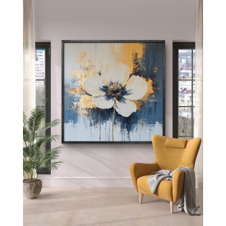 תמונת קנבס מרובעת של פרח לבן עם נגיעות זהב וכחול כהה, מתאימה לעיצוב יוקרתי ומודרני של הסלון או חדר השינה.