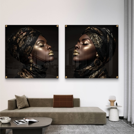 זוג תמונות זכוכית מרובעות של דיוקן נשי עם מטפחת בגווני שחור וזהב על קיר סלון מודרני