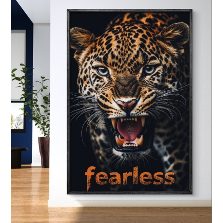 תמונת קנבס של נמר עוצמתי, עם מבט נוקב, שיניים חשופות וכיתוב fearless בכתום, על רקע שחור שמדגיש את התחושה הדרמטית והכוחנית.