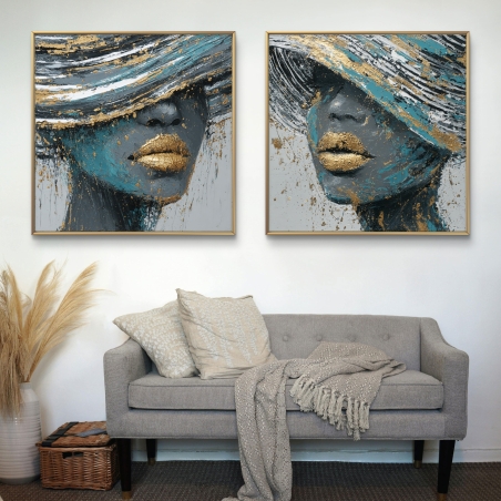 זוג תמונות קנבס מרובעות בעיצוב דיוקן נשי מסתורי עם כובע רחב ושפתיים מוזהבות – יצירת אמנות מודרנית לסלון או חדר שינה.