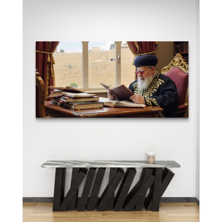 תמונת קנבס המציגה רב גדול בלימוד תורה, יושב לצד שולחן עם ספרי קודש, על רקע נוף יהודי מסורתי הנשקף מחלון גדול.