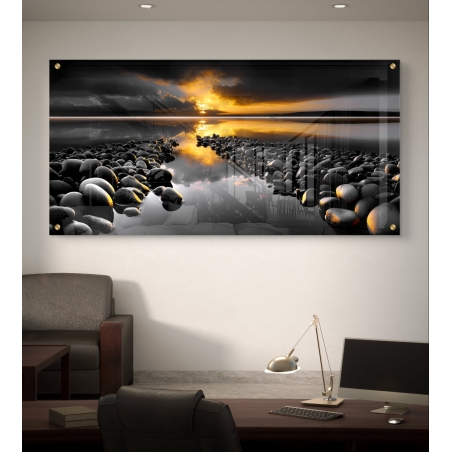 תמונת זכוכית לרוחב של שביל אבנים כהות בים תחת שקיעה בגווני זהב מתוך קולקציית תכשיט לבית