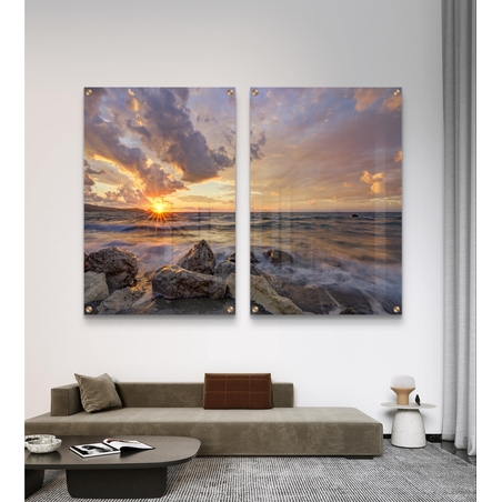 זוג תמונות זכוכית עם שקיעה מעל הים, סלעים וגלים בתנועה עדינה בעיצוב רגוע ואלגנטי לקיר הבית