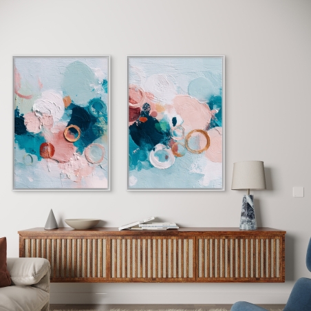 זוג תמונות קנבס בעיצוב אבסטרקטי עדין בגווני כחול, ורוד ולבן עם נגיעות זהב – מתוך קולקציית של תכשיט לבית.