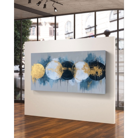 תמונת קנבס לרוחב עם רצף של מעגלים בגווני כחול כהה, לבן וזהב על רקע אפור בהיר בעיצוב אבסטרקטי מודרני