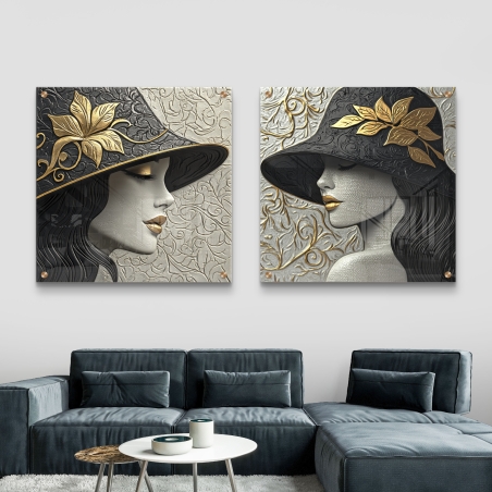 זוג תמונות זכוכית מרובעות עם עיצוב ייחודי של דמויות נשיות בגווני זהב ושחור, משולבות בטקסטורות אמנותיות יוקרתיות.