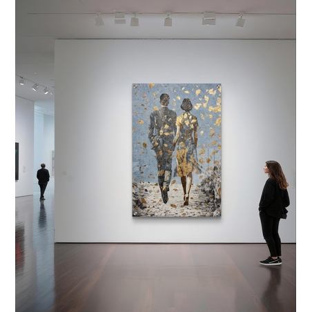 תמונת זכוכית עם זוג צועד יחד בשביל פתוח ועלי זהב מרחפים בעיצוב רומנטי ואלגנטי לקיר הבית