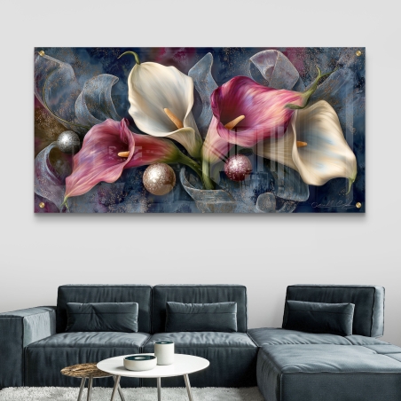 תמונת זכוכית רוחבית עם פרחי קאלה בגווני ורוד ולבן על רקע כחול מעוצב באלמנטים נוצצים