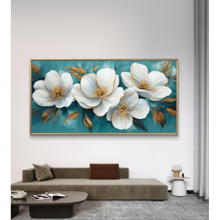 תמונת קנבס לרוחב עם חמישה פרחים לבנים ונגיעות זהב, על רקע טורקיז, תלויה מעל ספה מודרנית בגוון חום בהיר בסלון אלגנטי.