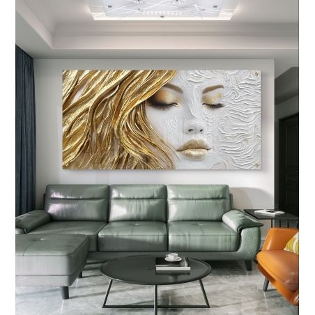 תמונת זכוכית לרוחב המציגה דיוקן נשי עם שיער זהוב בעיצוב תלת ממדי, על רקע לבן וטקסטורות גלים עדינות – יצירה אמנותית מרשימה לבית.
