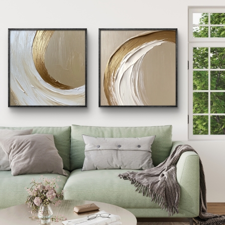 זוג תמונות קנבס בגווני זהב ושנהב, עיצוב מופשט עם טקסטורת שליכט עדינה על רקע בהיר, מתאימות לעיצוב יוקרתי של חלל הבית.
