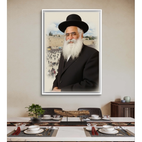 תמונת קנבס של הרב אברג'יל עם רקע הכותל, לבוש חסידי, מבט עמוק ותחושת קדושה – מתוך קולקציית תכשיט לבית.
