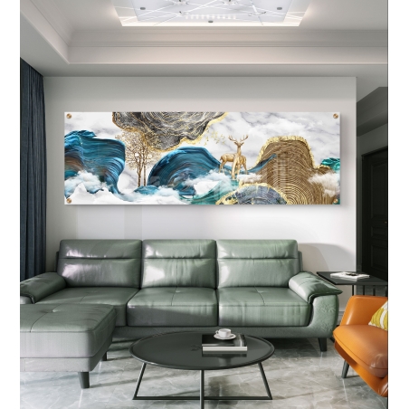 תמונת זכוכית פנורמית עם אייל מוזהב, גבעות טורקיז, עץ ודוגמת עננים, מודפסת בהדפסה חלקה מבריקה ואיכותית.