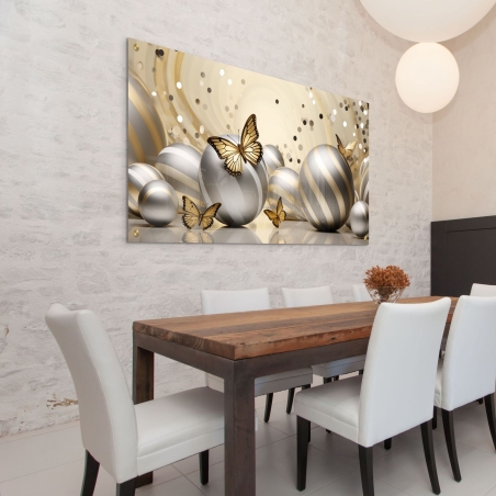 תמונת זכוכית לרוחב עם כדורים כסופים ופרפרי זהב מעוצבים בהדפסה חלקה ואיכותית מבית תכשיט לבית.