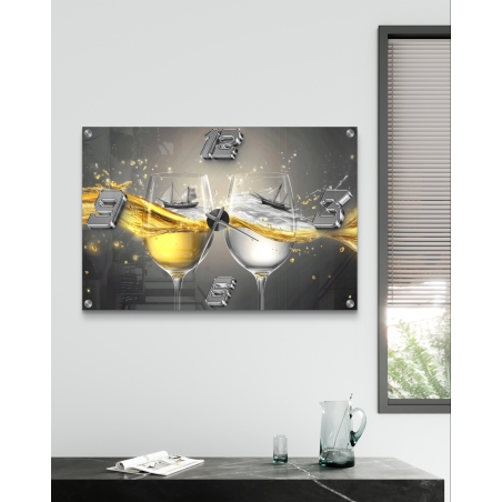 שעון זכוכית עם עיצוב ייחודי הכולל גביעי יין ונוזל מוזהב בתנועה עדינה, עם מספרים תלת-ממדיים בעיצוב יוקרתי.