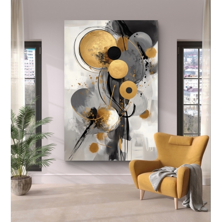 תמונת קנבס אבסטרקטית עם הדפס חלק בגווני זהב, שחור ואפור, תלויה בחדר מעוצב עם כורסה בגוון חרדל.