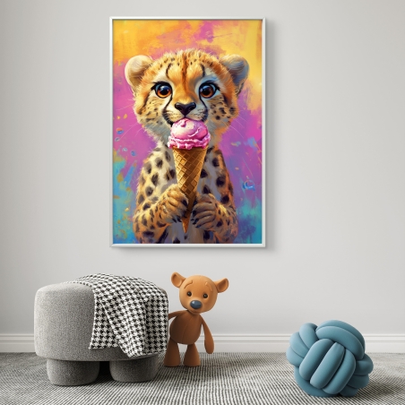 תמונת קנבס של גור ברדלס חמוד שמחזיק גביע גלידה ורודה, על רקע צבעוני בגווני ורוד, טורקיז וצהוב – בהדפסה חלקה ואיכותית.